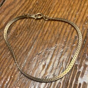 Elegant Gold-Tone Chain Bracelet bronze base metal. 7 inches